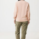 Femme de dos en sweat pêche et cargo vert