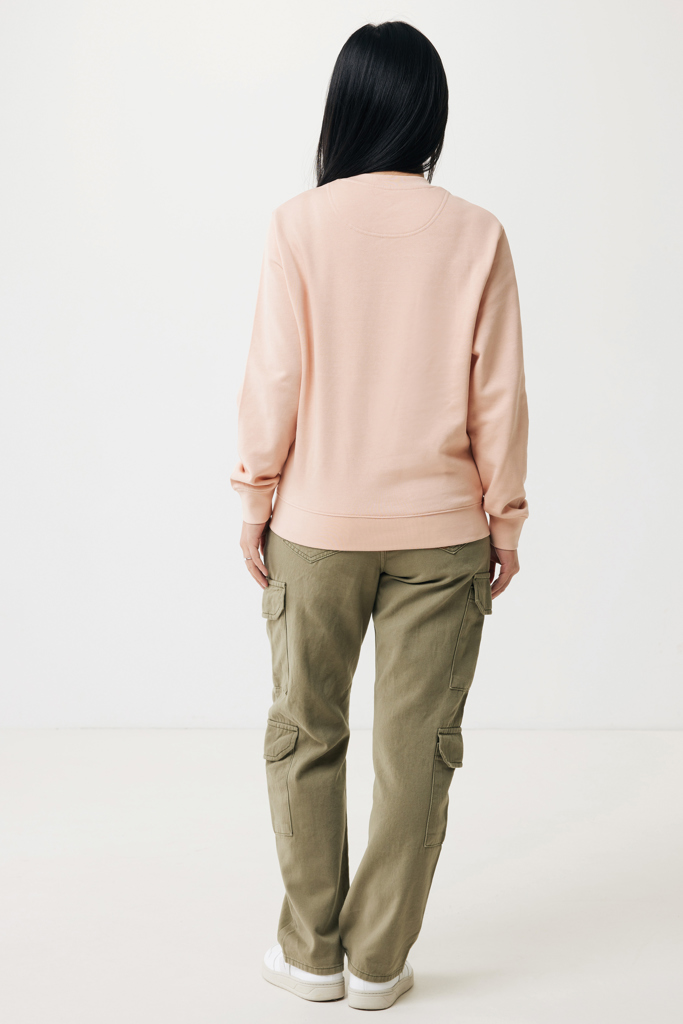 Femme de dos en sweat pêche et cargo vert