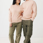 Couple en sweats roses et pantalons cargo