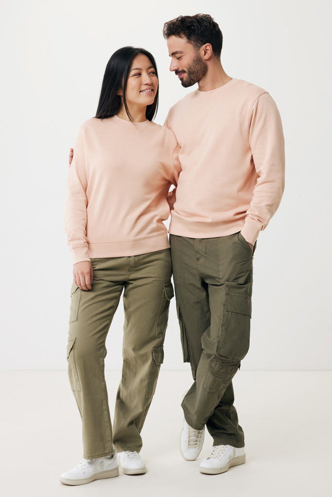 Couple en sweats roses et pantalons cargo