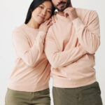 Couple portant sweats beiges et pantalons kaki
