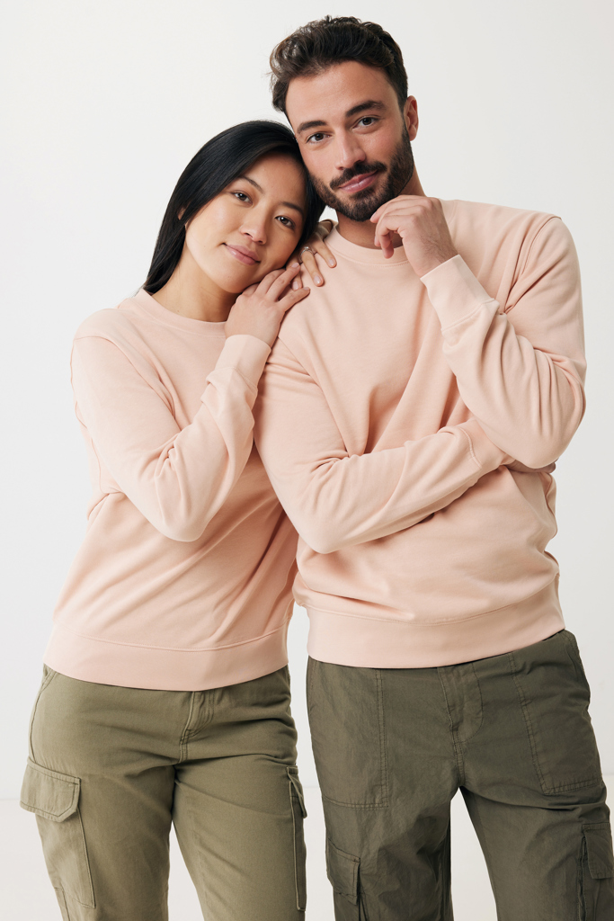 Couple portant sweats beiges et pantalons kaki