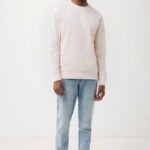 Homme portant sweat beige et jean clair