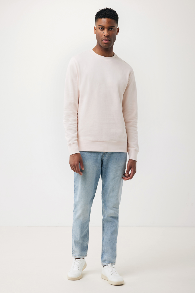 Homme portant sweat beige et jean clair