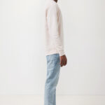 Homme en sweat beige et jean clair