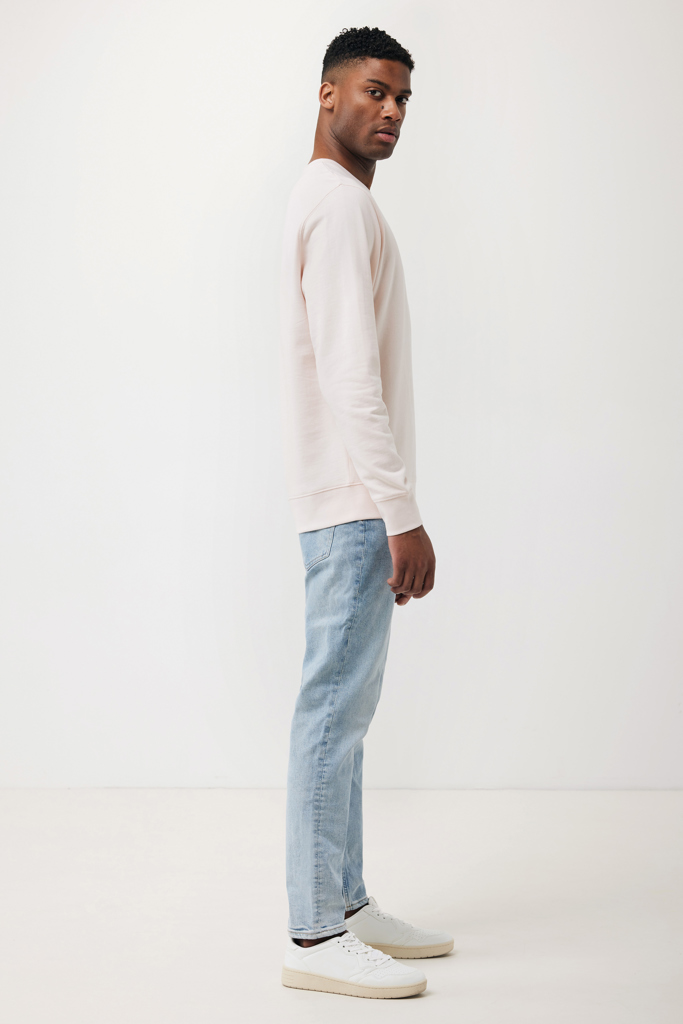 Homme en sweat beige et jean clair