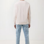 Homme de dos en sweat beige et jean clair