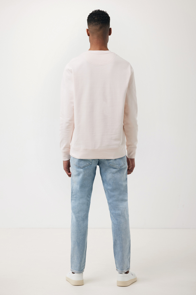 Homme de dos en sweat beige et jean clair