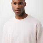 Portrait d’homme en sweat beige clair