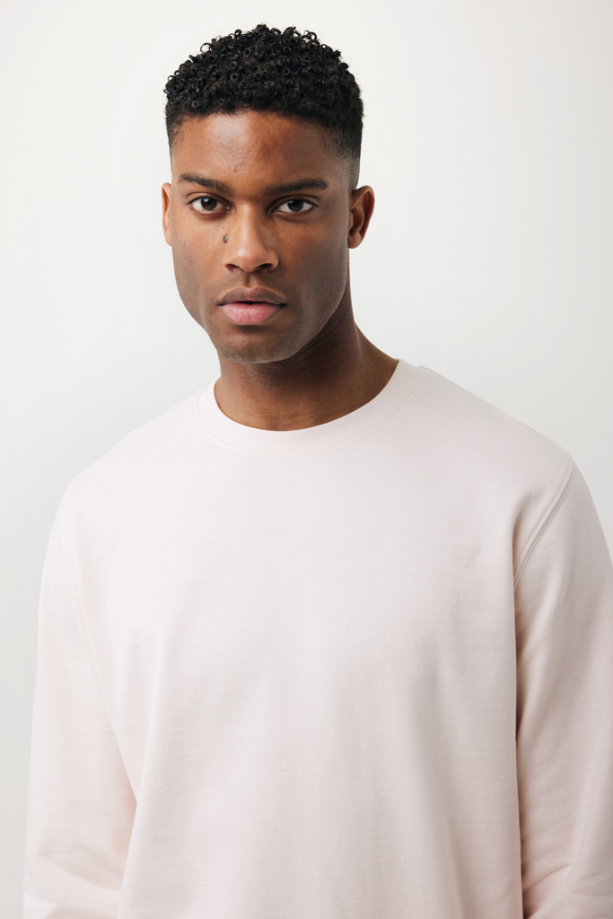 Portrait d’homme en sweat beige clair