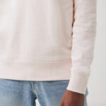 Sweat beige et jean bleu clair