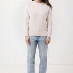 Femme en sweat rose et jean clair