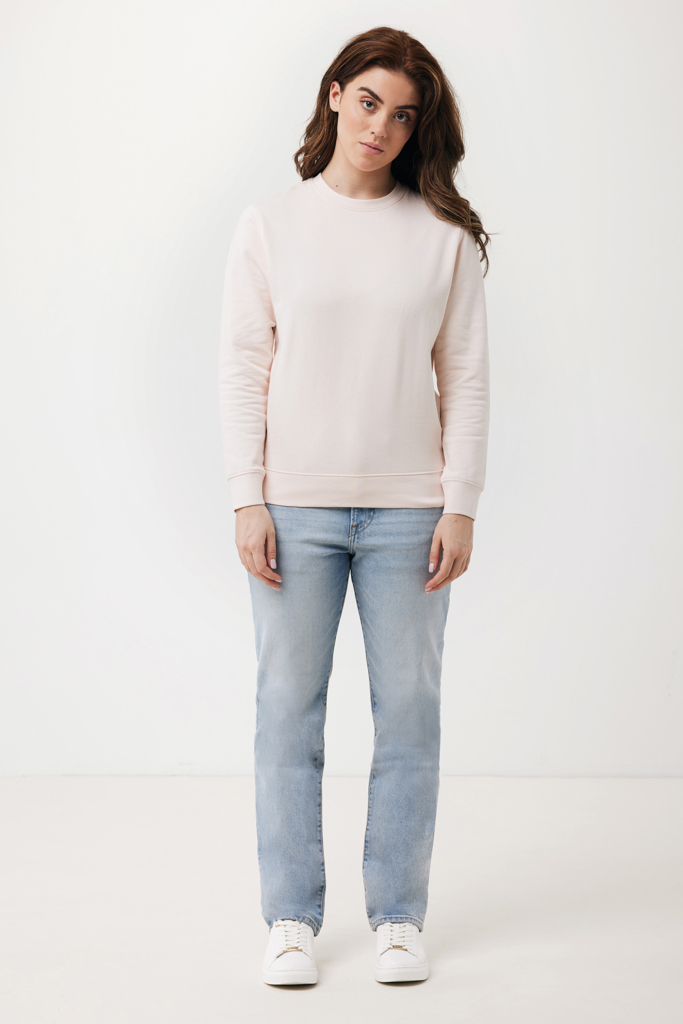 Femme en sweat rose et jean clair