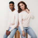Homme et femme en sweats pastel assortis