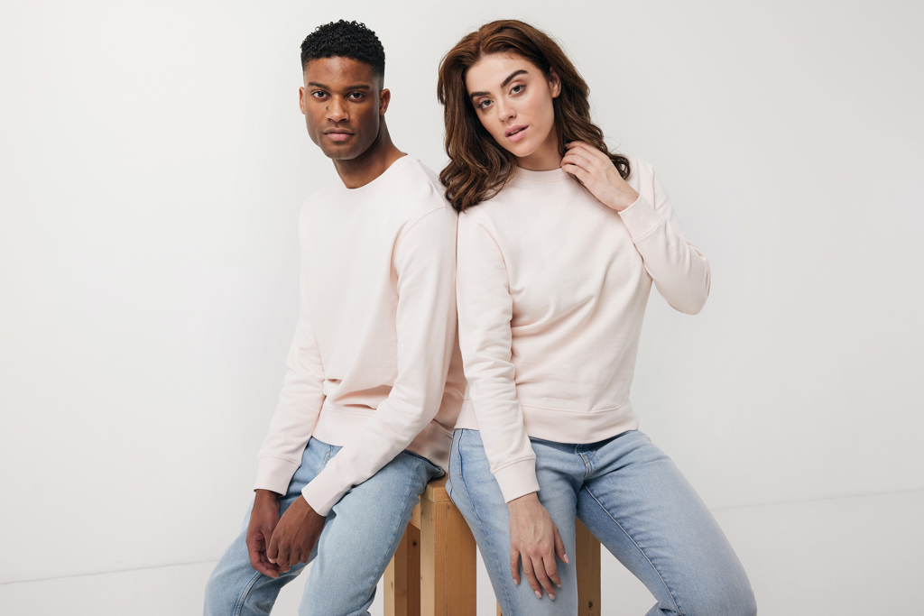 Homme et femme en sweats pastel assortis