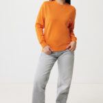 Femme en sweat orange et jean gris