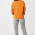 Femme en sweat orange vue de dos