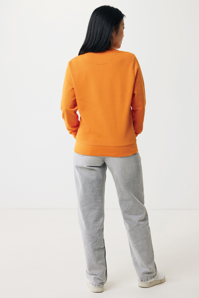 Femme en sweat orange vue de dos