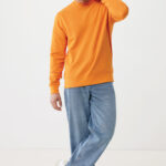 Homme souriant en sweat orange et jean