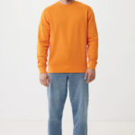 Homme portant sweat orange et jean clair