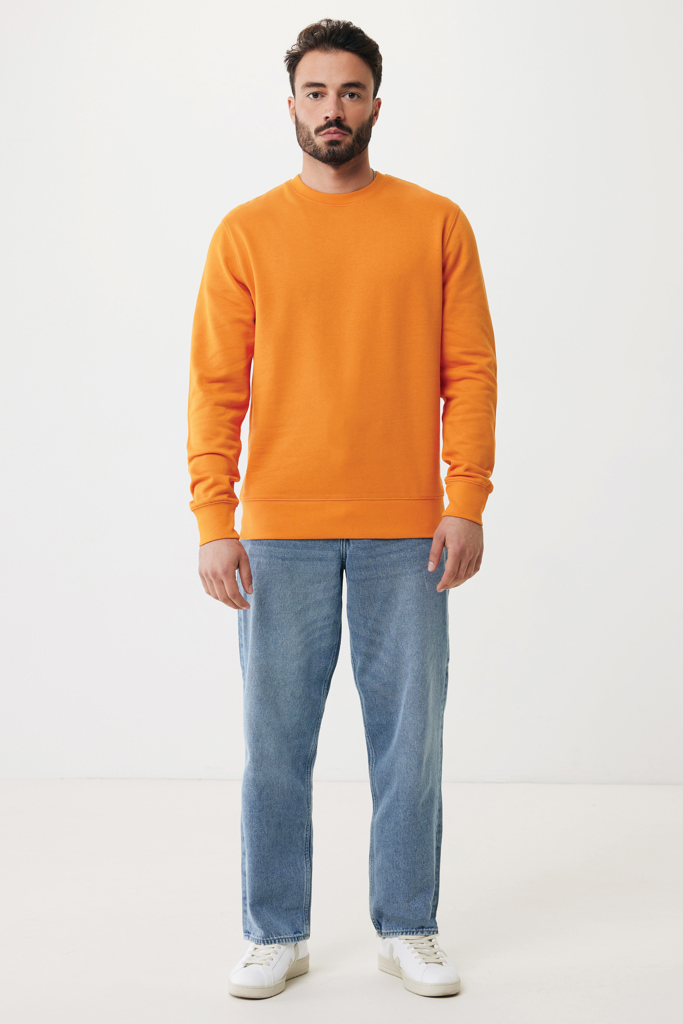 Homme portant sweat orange et jean clair