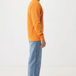 Homme de profil en sweat orange et jean