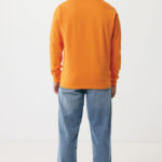 Homme de dos en sweat orange et jean