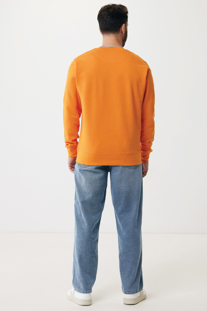 Homme de dos en sweat orange et jean