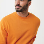 Homme barbu en sweat orange regardant au loin