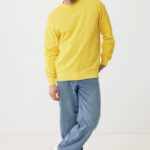 Homme portant sweat jaune et jean clair