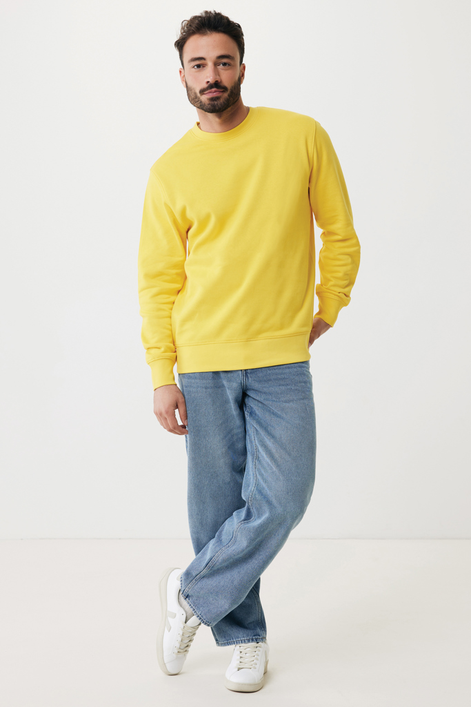 Homme portant sweat jaune et jean clair