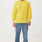 Homme portant sweat jaune et jean bleu