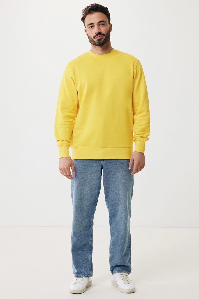 Homme portant sweat jaune et jean bleu