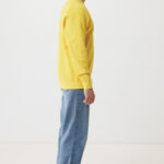 Homme de profil en sweat jaune et jean