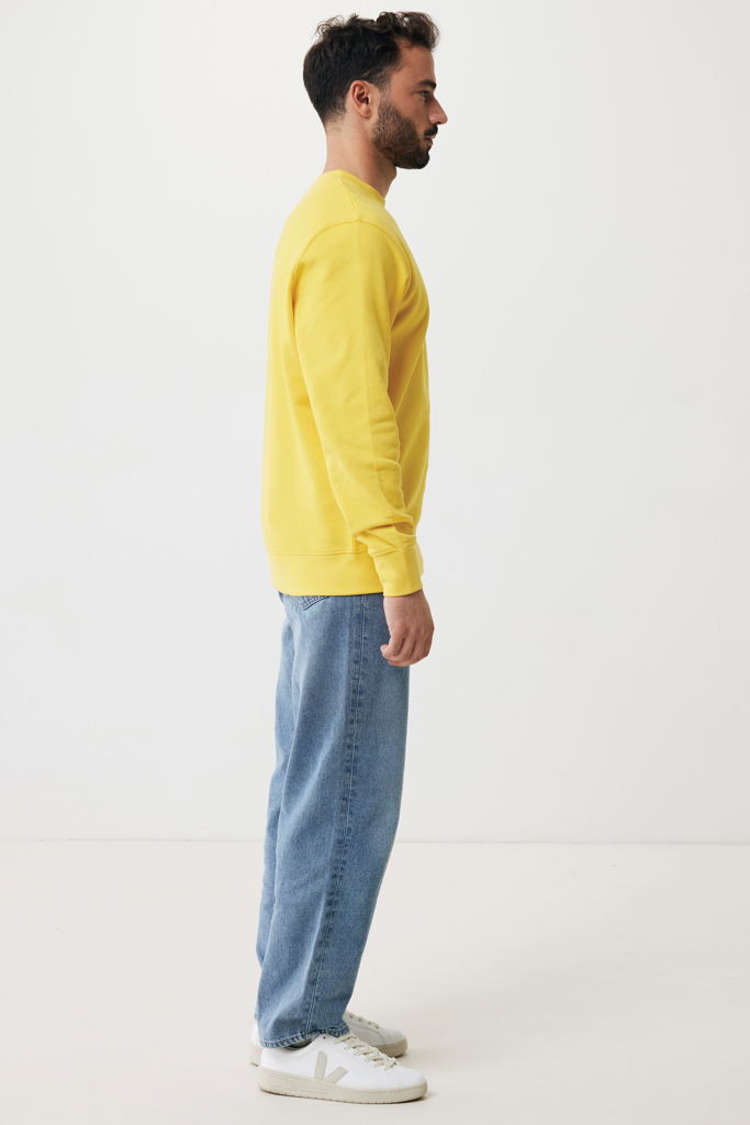 Homme de profil en sweat jaune et jean