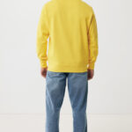 Homme de dos en sweat jaune et jean