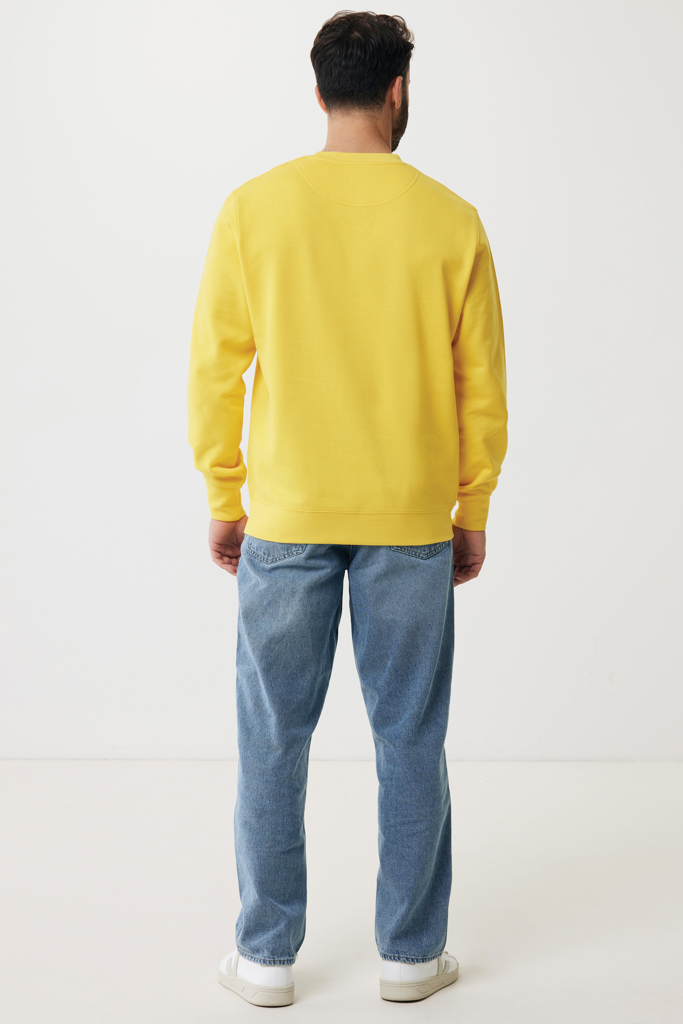Homme de dos en sweat jaune et jean
