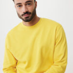 Homme barbu en sweat jaune sur fond neutre