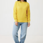 Femme en sweat jaune et jean bleu