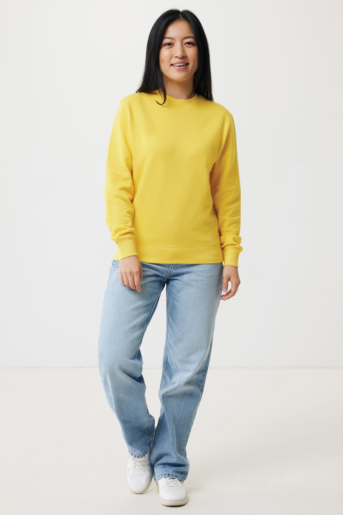 Femme en sweat jaune et jean bleu