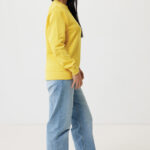 Femme en sweat jaune et jean clair
