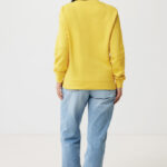 Femme de dos en sweat jaune et jean