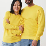 Couple souriant en sweats jaunes assortis