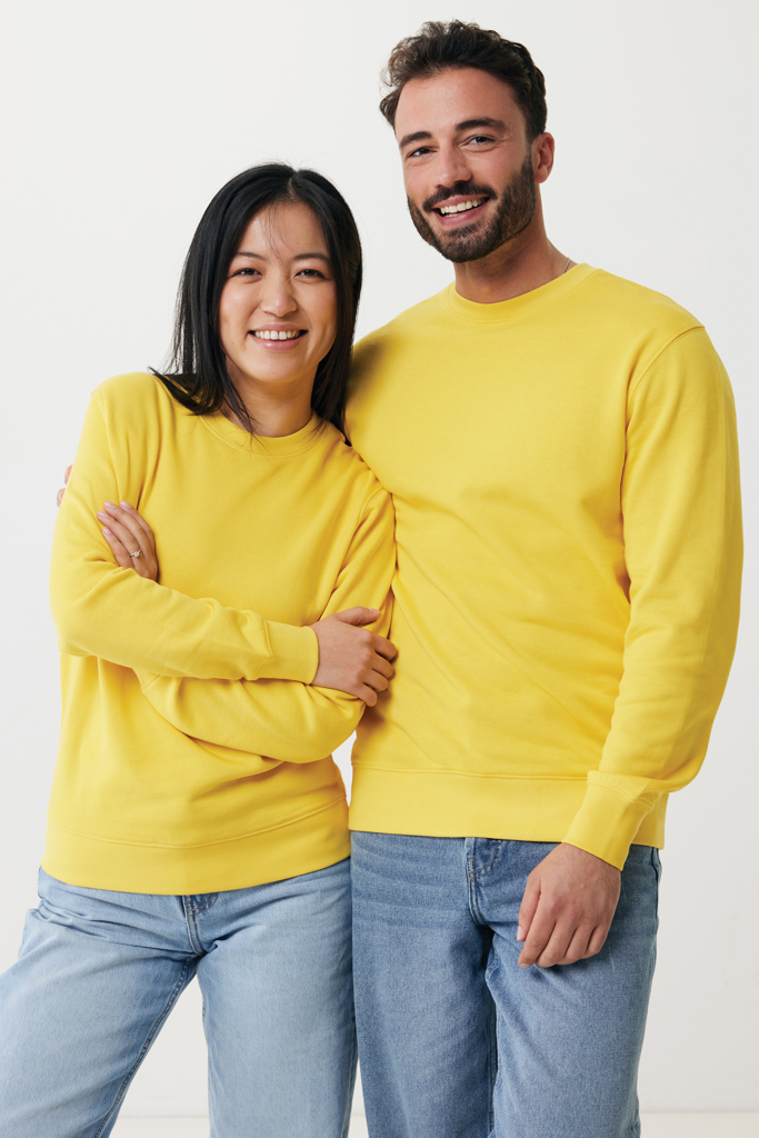 Couple souriant en sweats jaunes assortis