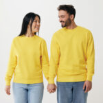 Couple souriant en sweats jaunes se tenant la main