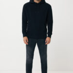 Homme portant hoodie noir, jean foncé et baskets blanches