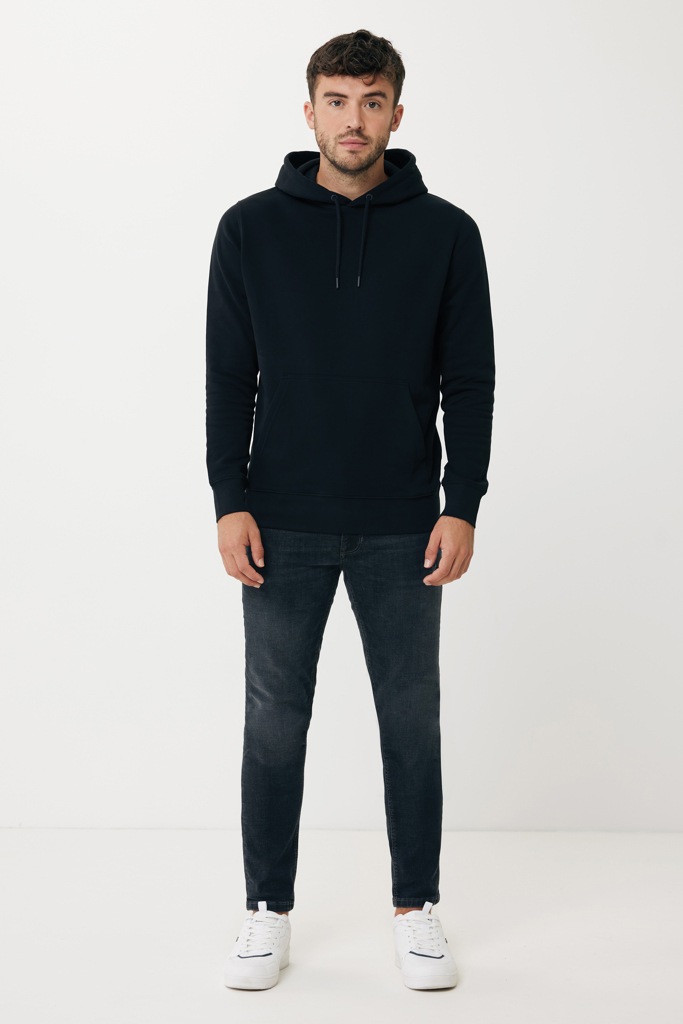 Homme portant hoodie noir, jean foncé et baskets blanches