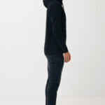 Homme de profil portant un sweat noir