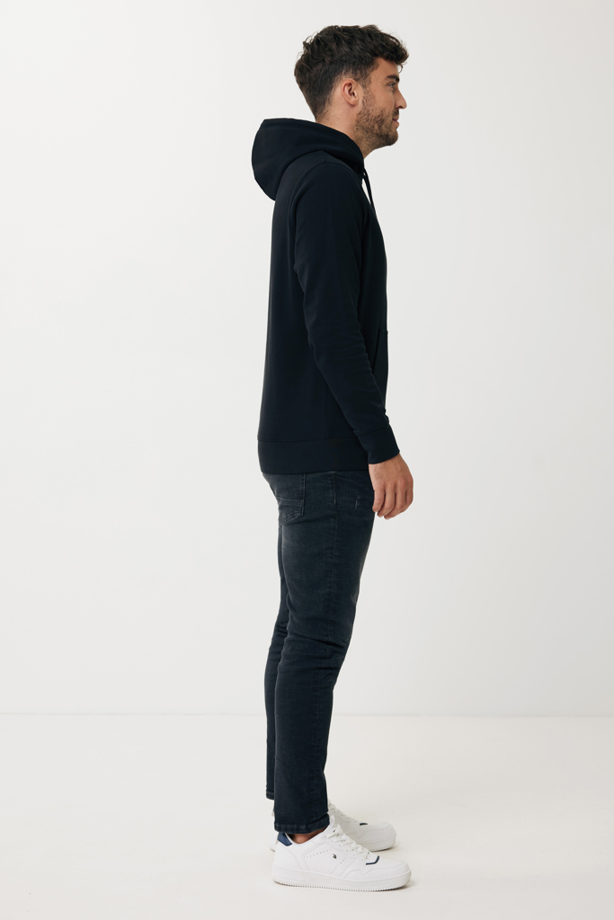 Homme de profil portant un sweat noir
