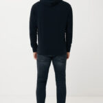 Homme de dos en sweat noir et jean